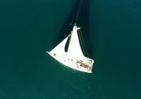 Segelyacht Segelboot Vogelperspektive oberster Mast Hauptsegel Segeln Deck Meer